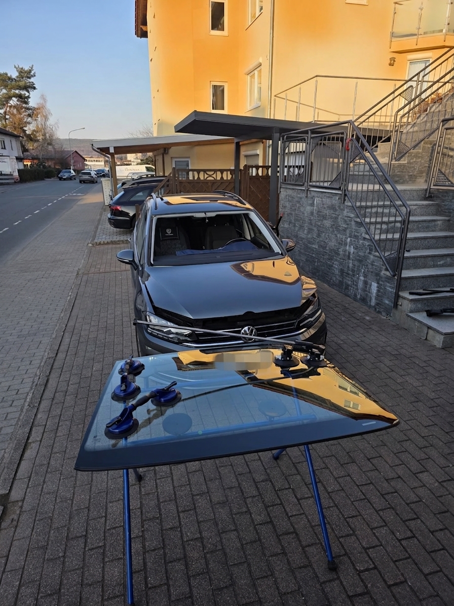 VW Passat neue Windschutzscheibe auf Montageständer